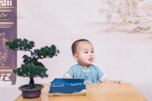 如东怀孕肚子中间凹两边凸